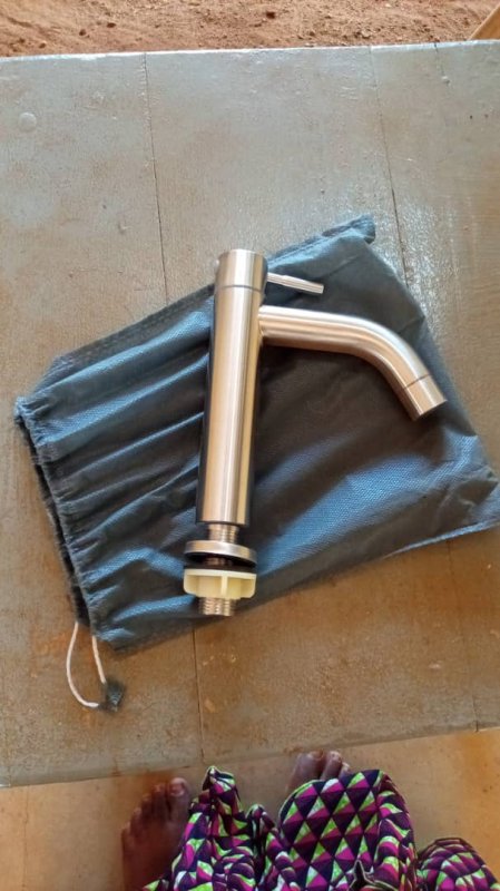 Robinet lavabo en acier